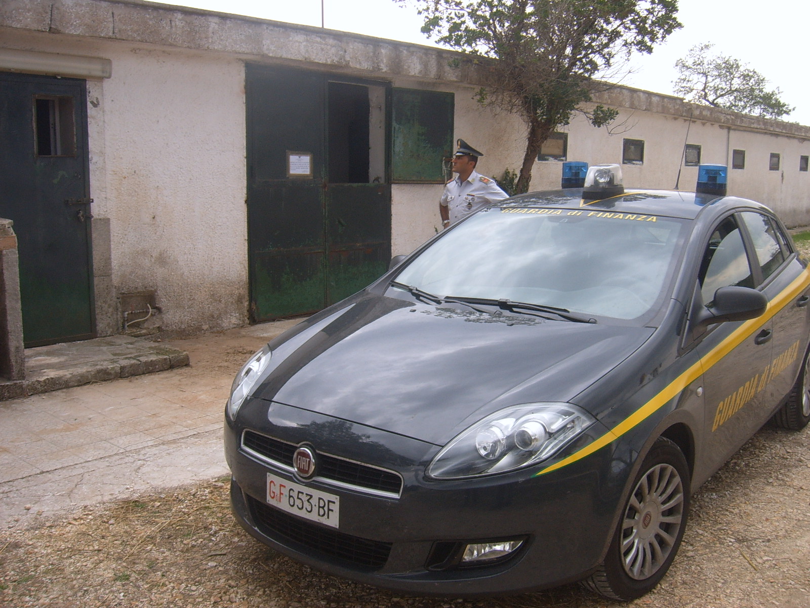 La Guardia di Finanza sequestra un immobile abusivo adibito a ricovero di cavalli