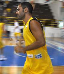 Assi Ostuni: congelati i rimborsi di staff e atleti, esonerato il play Roberto Fossati