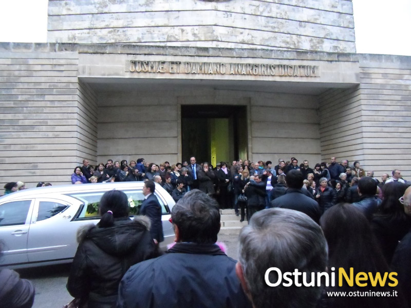 Una folla commossa ha rivolto l'ultimo saluto a Valeria Corna