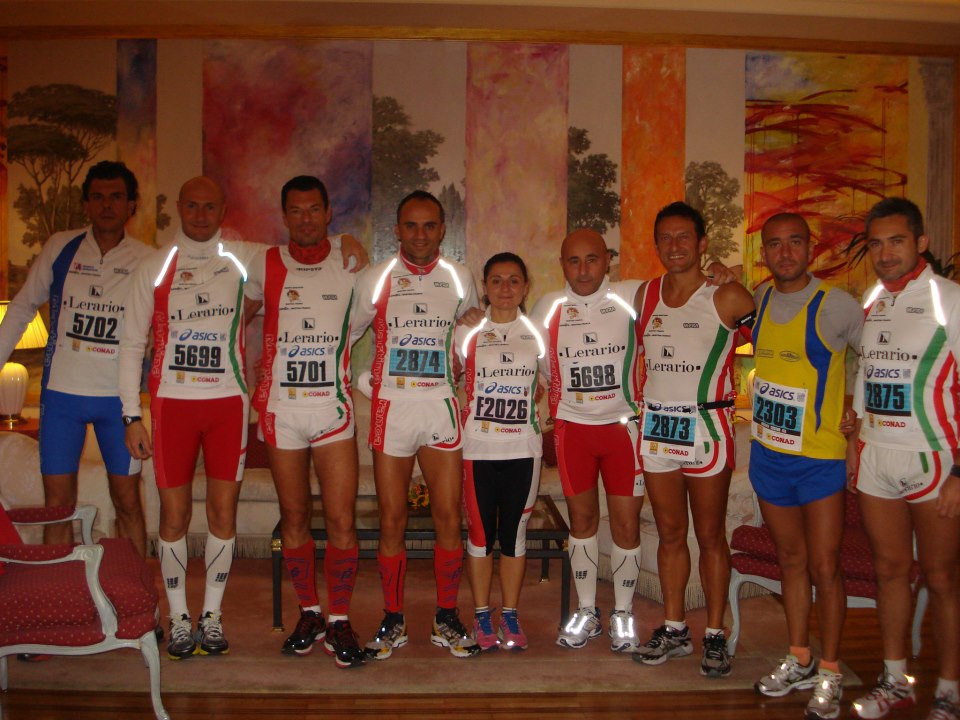 Il gruppo Marathon di ritorno da Firenze. Abbattuto il muro delle 3 ore