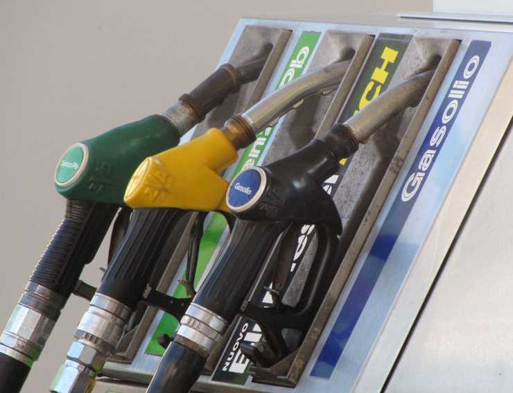 Il carburante rimane caro. Federconsumatori chiede controlli a Taranto e provincia