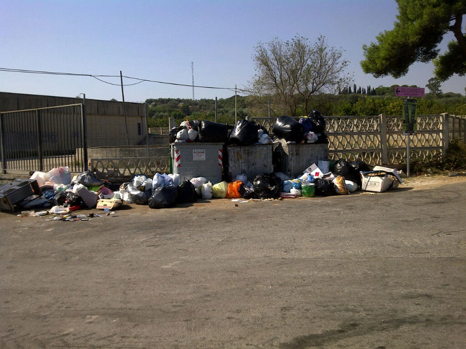 Rifiuti. Pasqua senza stipendio per gli operatori ecologici?