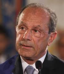 Libri. Una vita per vincere il cancro: domani Francesco Schittulli a Martina Franca