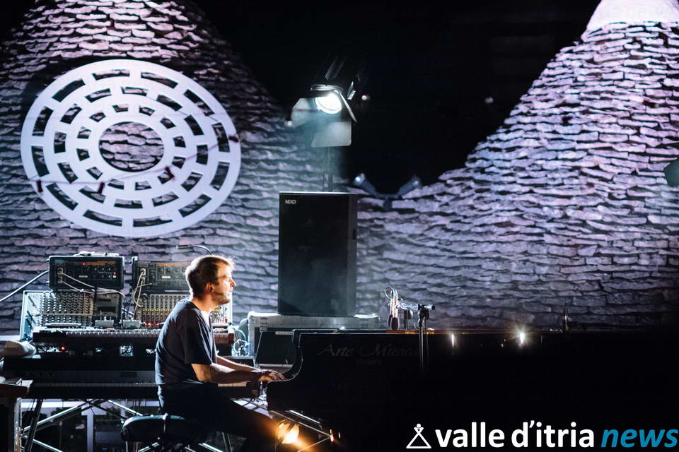 Classica, elettronica e beat fra i trulli. La performance intima di Nils Frahm al Locus Festival