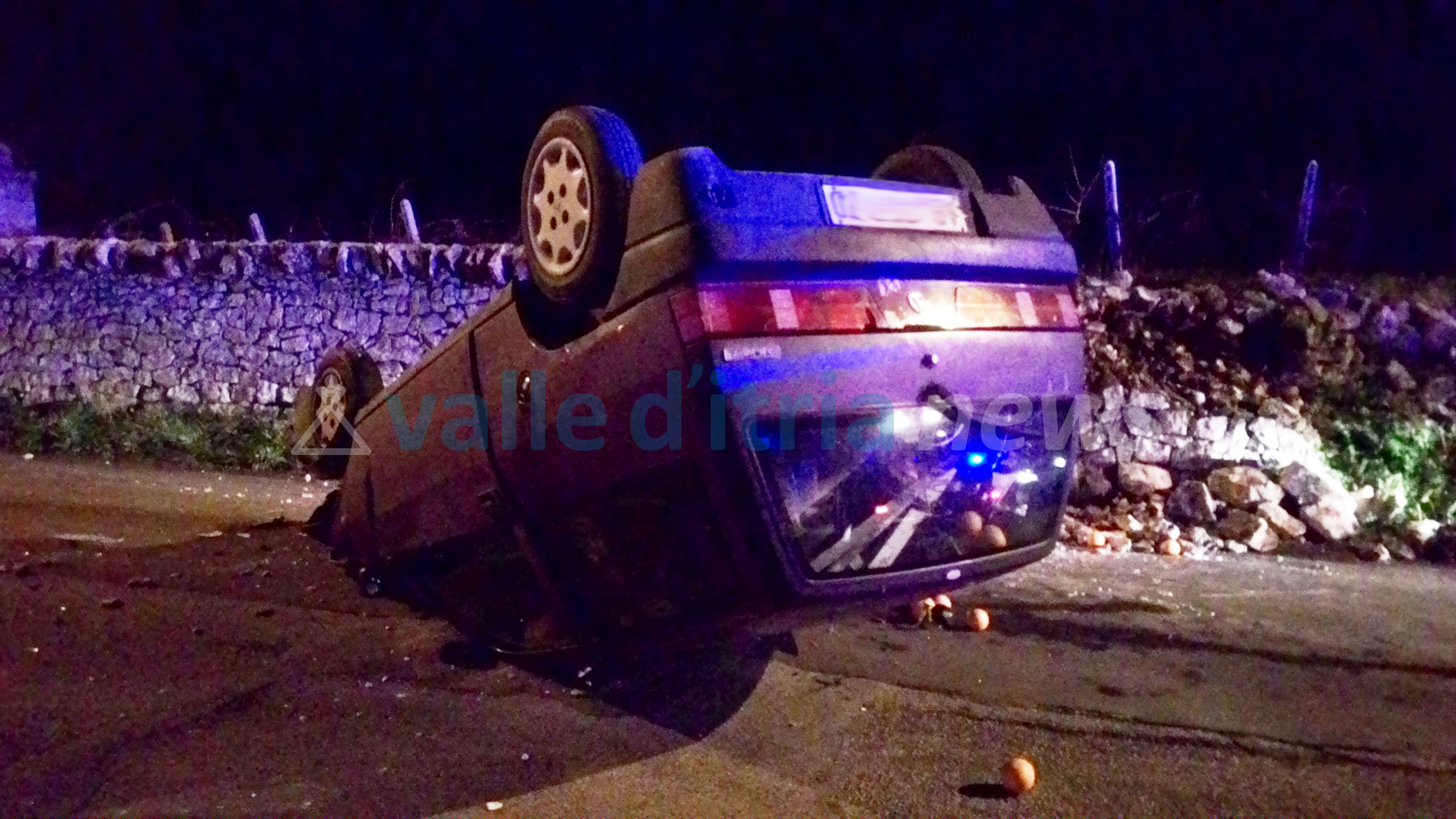 Un’auto carica di frutta si ribalta. Nessuna grave conseguenza