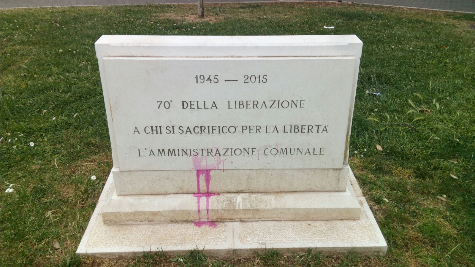 25 aprile: sporcata la lapide in Piazza Vittorio Veneto