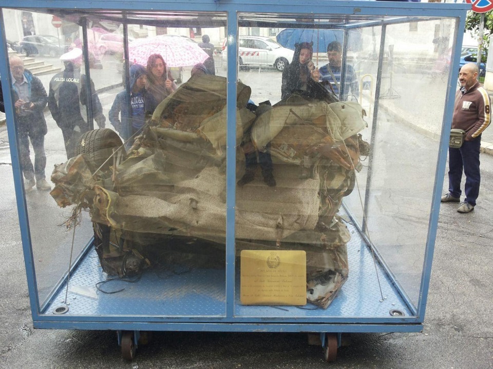 L’auto della scorta di Giovanni Falcone a Ceglie Messapica: “Il loro sacrificio non sia vano”