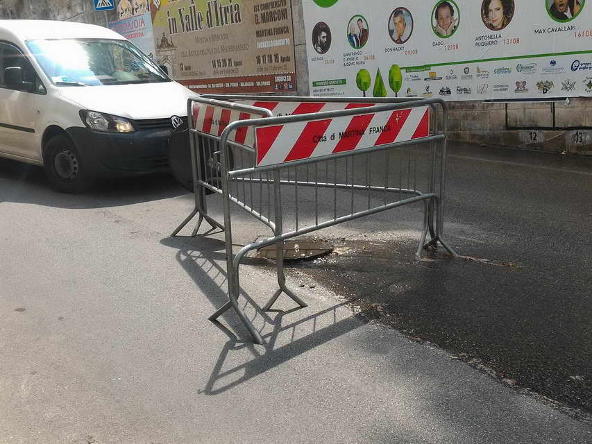 Fogna otturata in Via Mottola. Liquami per strada e disagi per i pedoni