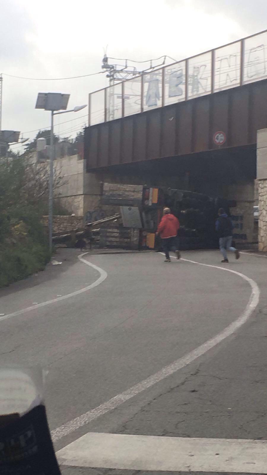 Via Alberobello, camion ribaltato nei pressi di un sottopasso ferroviario