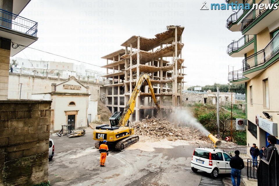 Viale Europa, iniziato l’abbattimento dell’ecomostro. Nuovo immobile entro ottobre 2018