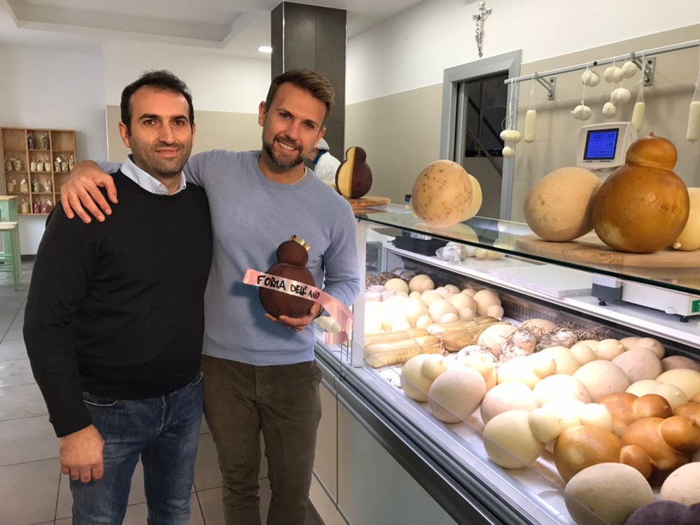 Martina Franca, il caciocavallo ubriaco conquista la TV. Il caseificio Pioggia su Rai 1