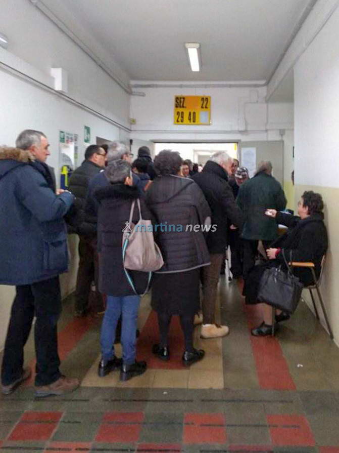 Elezioni. Fila ai seggi per l’antifrode. L’affluenza alle 12.00 è del 17.3%