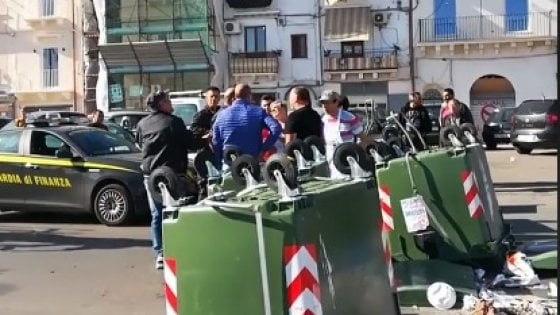Taranto. Protesta contro la produzione di Netflix: alcuni commercianti hanno chiesto dei soldi alla produzione