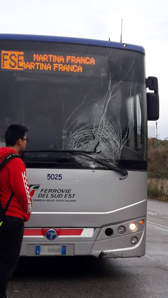 FSE, l’autista guida col vetro appannato. Incidente lungo la Putignano-Martina Franca