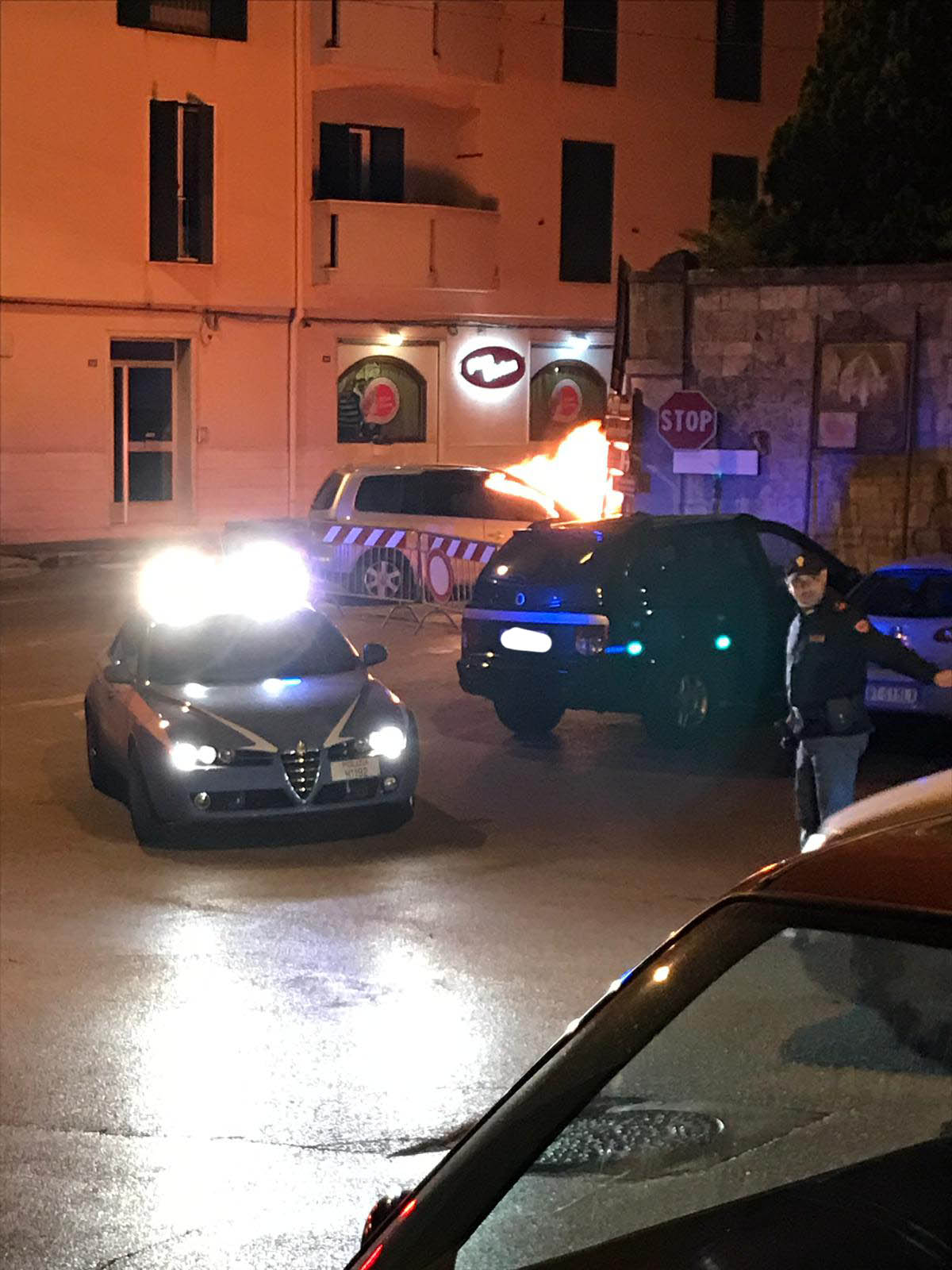 Auto in fiamme in Via Valle d’Itria. Traffico in tilt