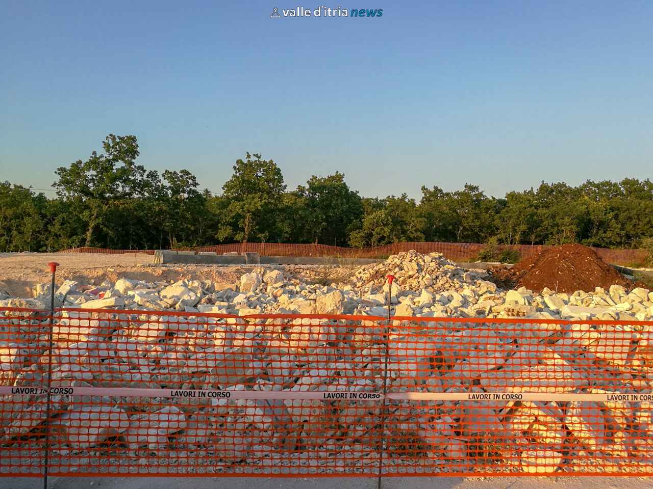 Lavori SS 172. Abbattuta ieri la storica pensilina di San Paolo