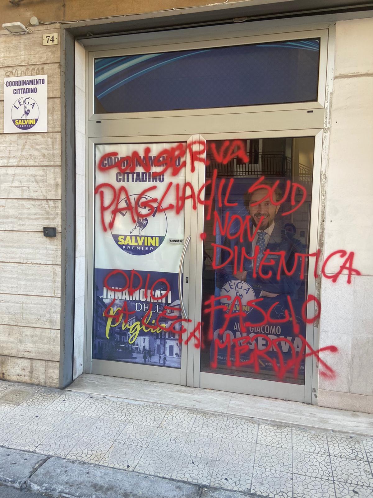 Scritte offensive contro la Lega. Indagano i carabinieri