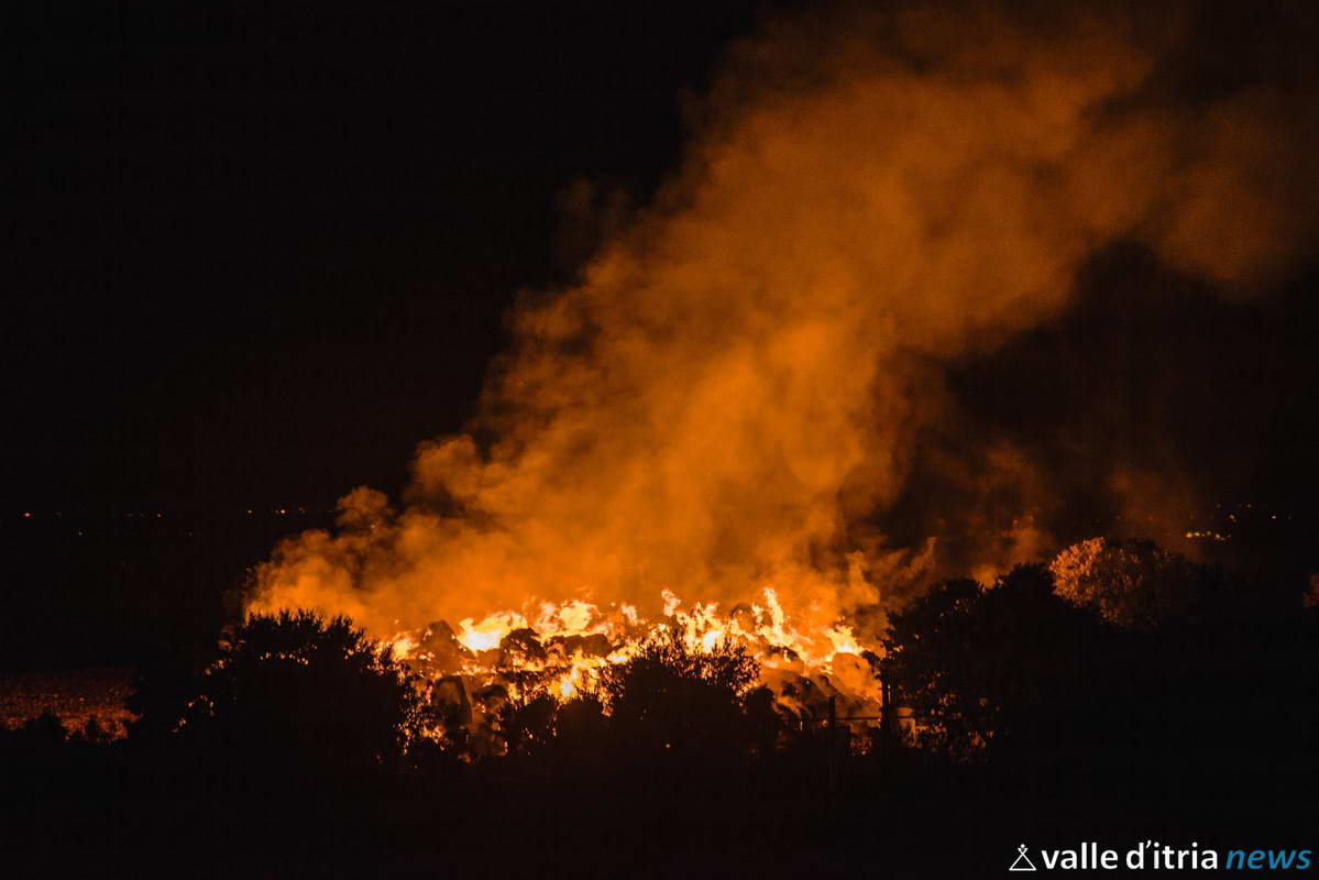 Martina Franca. Incendio in un’azienda agricola: in fiamme decine di balle di fieno