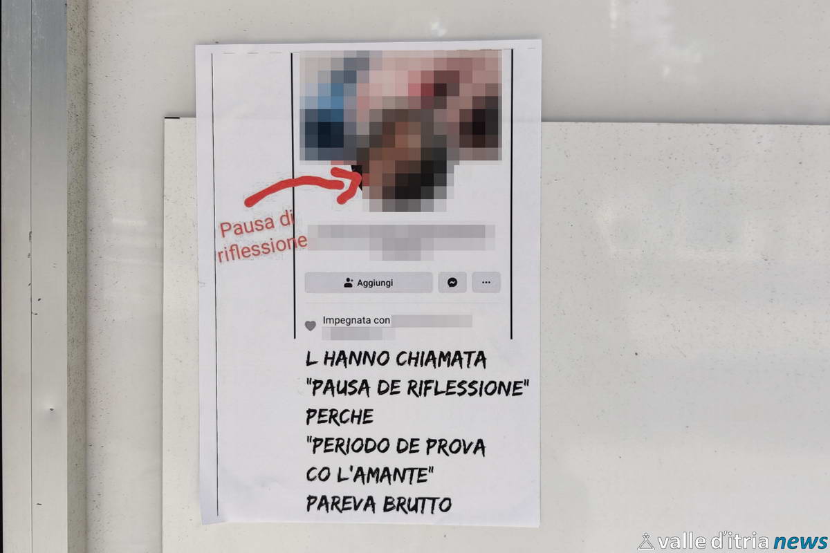 Lei lo lascia e in città compaiono volantini diffamatori. È violenza.