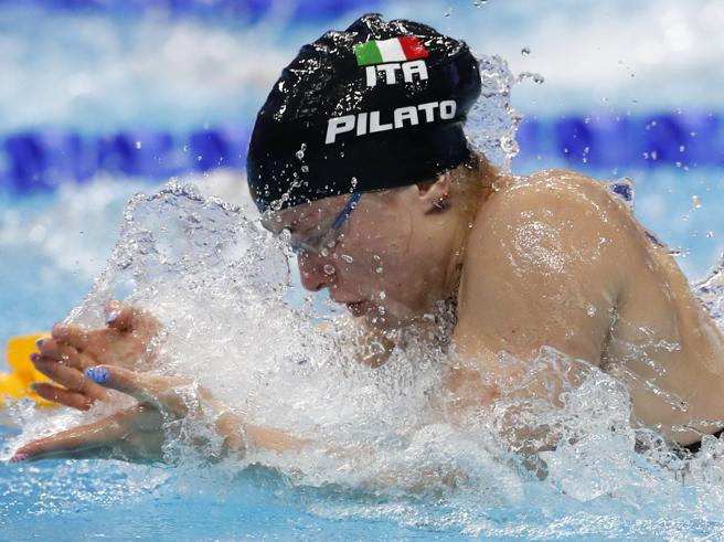 Benedetta Pilato subito fuori dalle migliori dei 100 rana. Lenta in gara e poi squalificata: “Non so cosa sia successo. La squalifica? Ho sempre nuotato così”