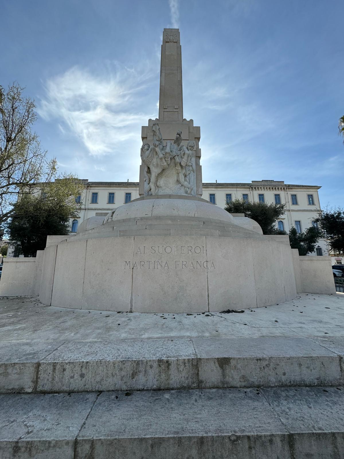Ragazzini postano foto seduti sul Monumento ai Caduti. Per Gioventù Nazionale è oltraggio