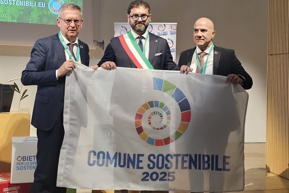 Rete dei Comuni Sostenibili. Oggi consegnata la bandiera al Comune di Martina Franca