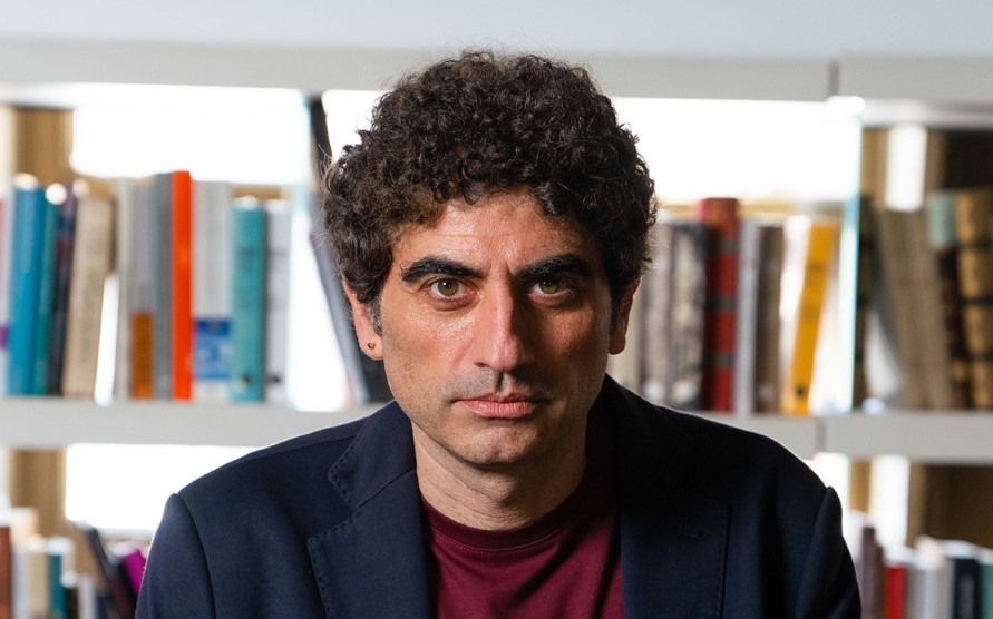 Il martinese Alessio Caliandro presenta a Bari il suo romanzo “Gli incarnati”, finalista al Premio Calvino