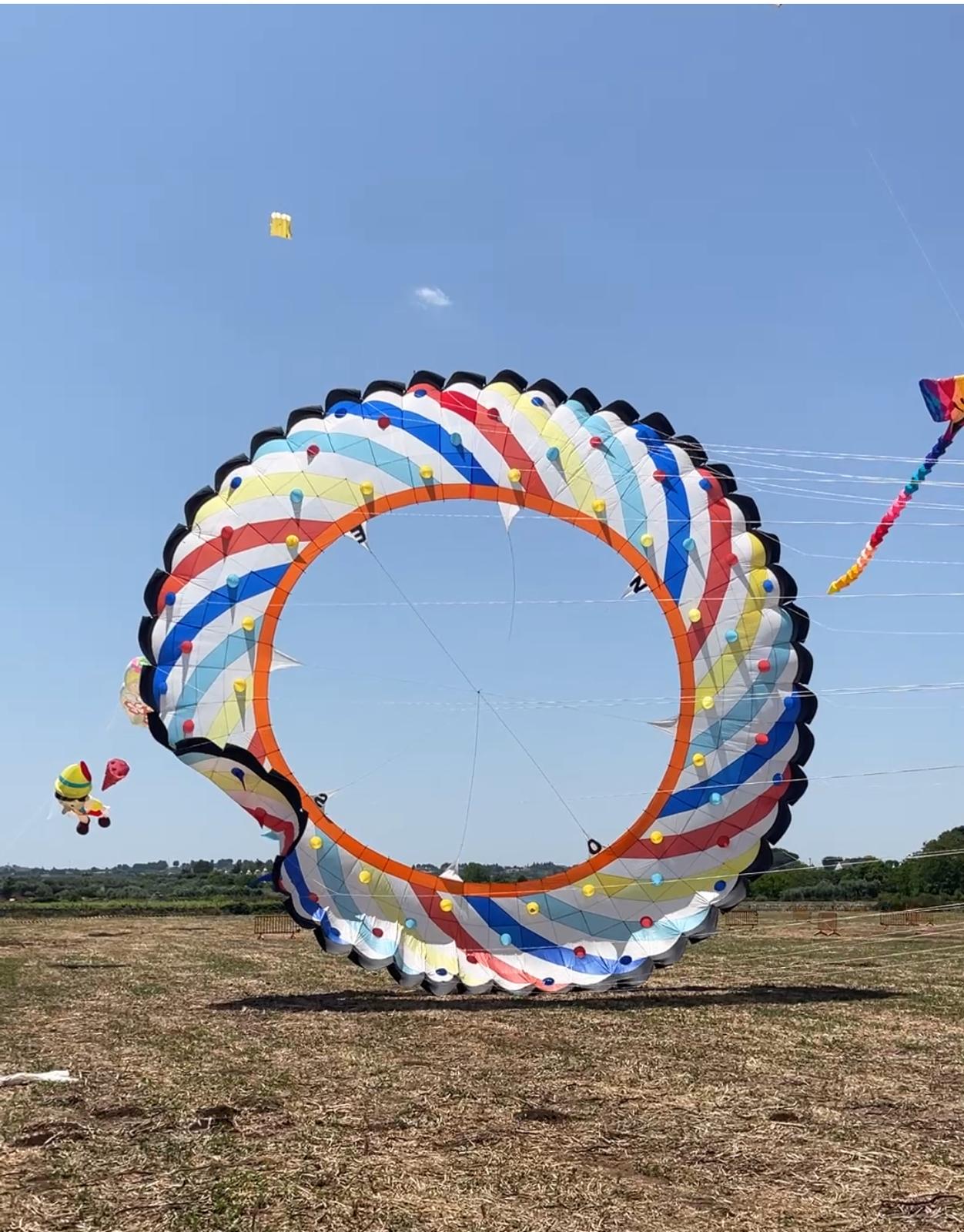 Valle d’Itria International Kite Festival 2025: oggi e domani lo spettacolo degli aquiloni a Madonna dell’Arco