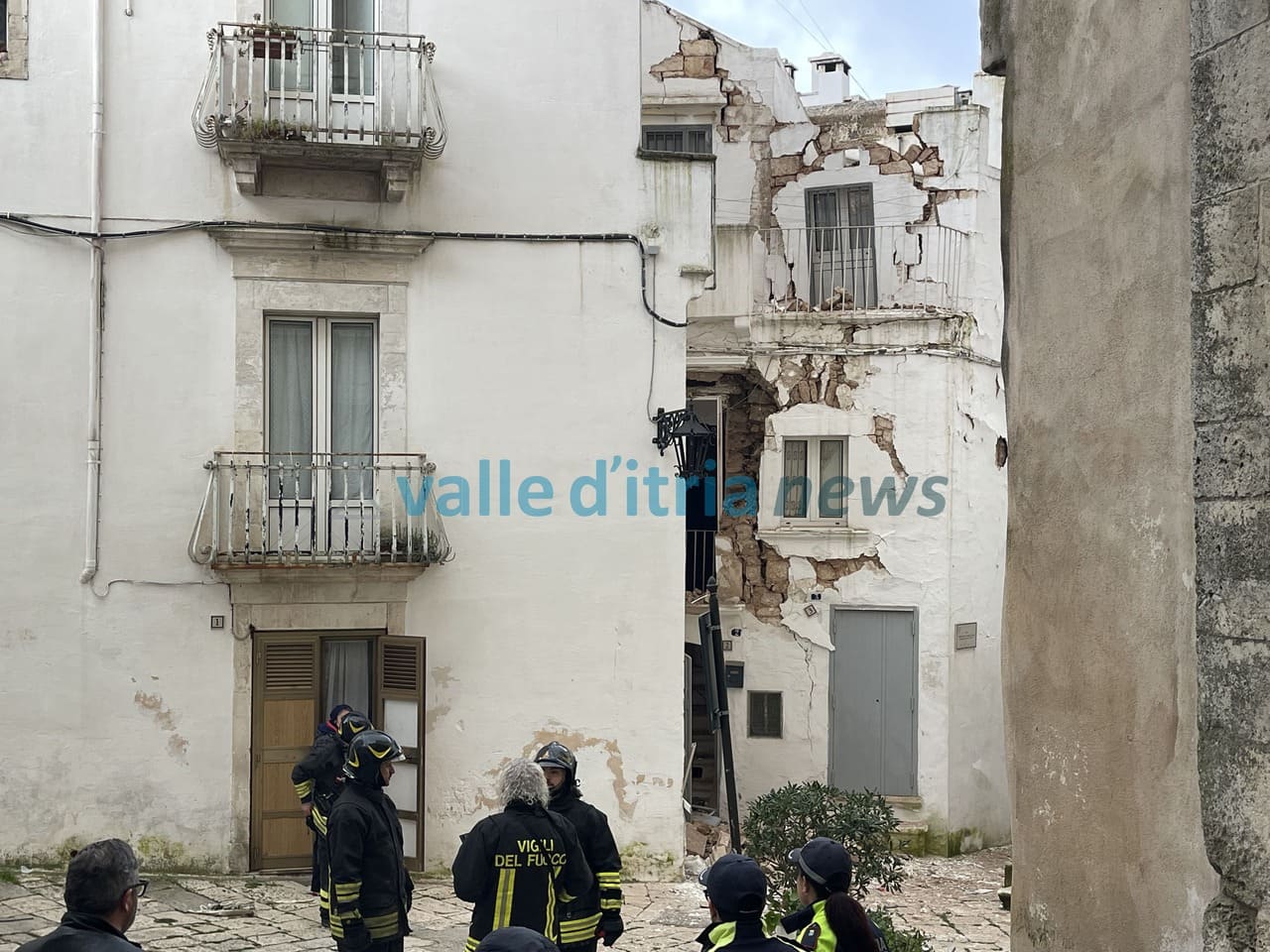 Esplosione nel centro storico. Stabilità compromessa. Il Comune chiude la strada