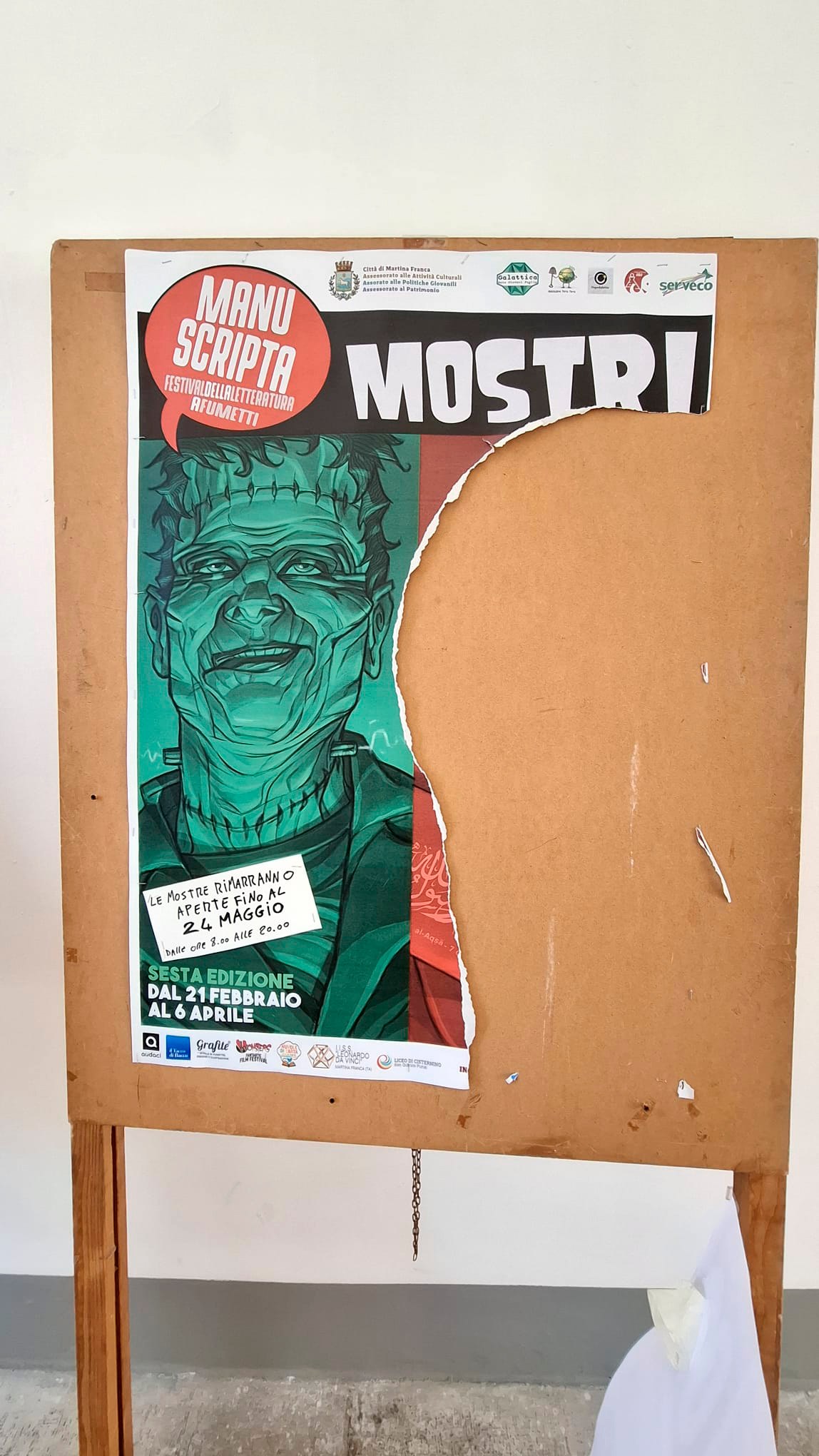 Manuscripta. Vandalizzati i manifesti. Qualcuno ha strappato il volto di Netanyahu