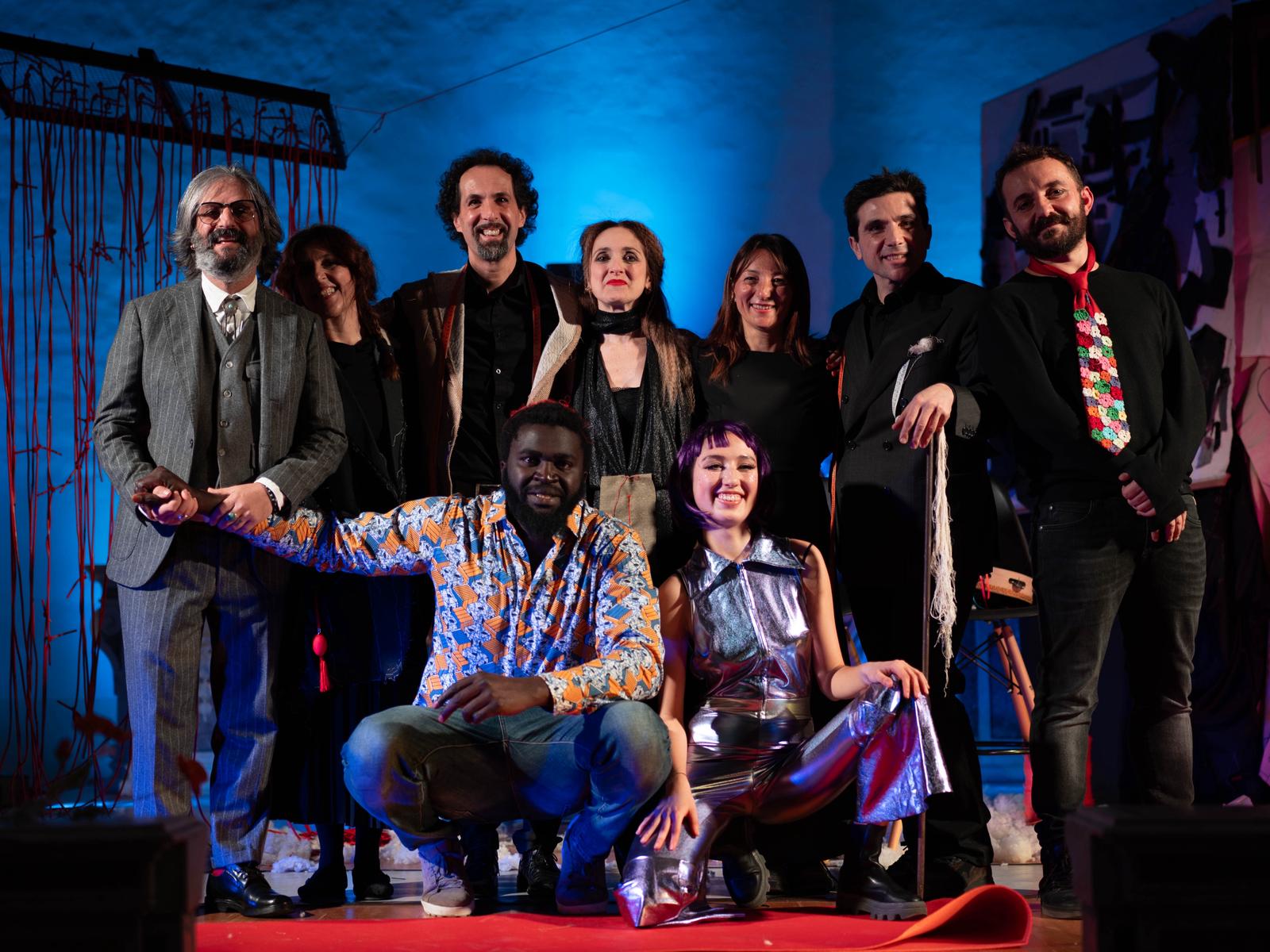 “I Mangiatori di filo” domani al Piccolo Teatro di Martina Franca, lo spettacolo sulle botteghe sartoriali del Sud