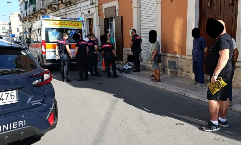 Armato di un tubo spacca auto e ferisce tre persone. Fermato dai carabinieri