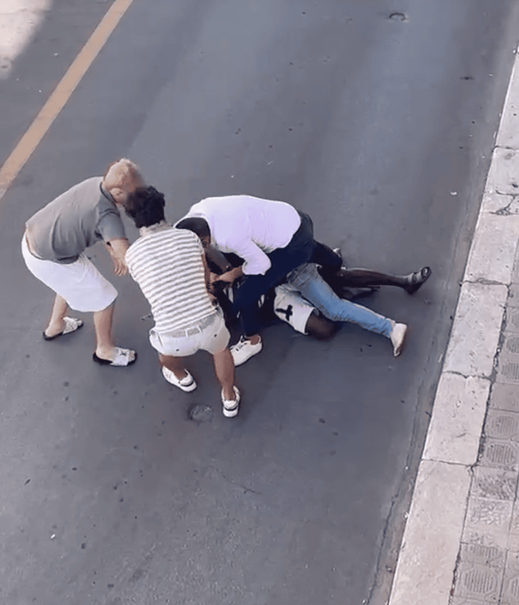 Violenza in centro. Grave l’uomo armato di tubo.